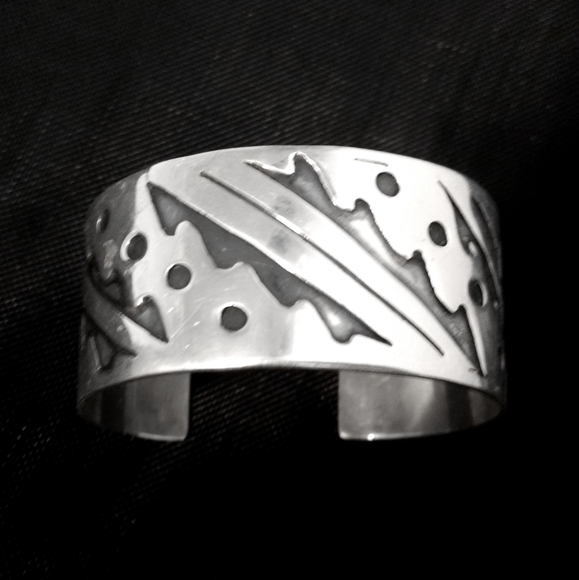 Vintage Heavy Etched Sterling Silver Native American Cuff Bracelet - Picture 4 of 8